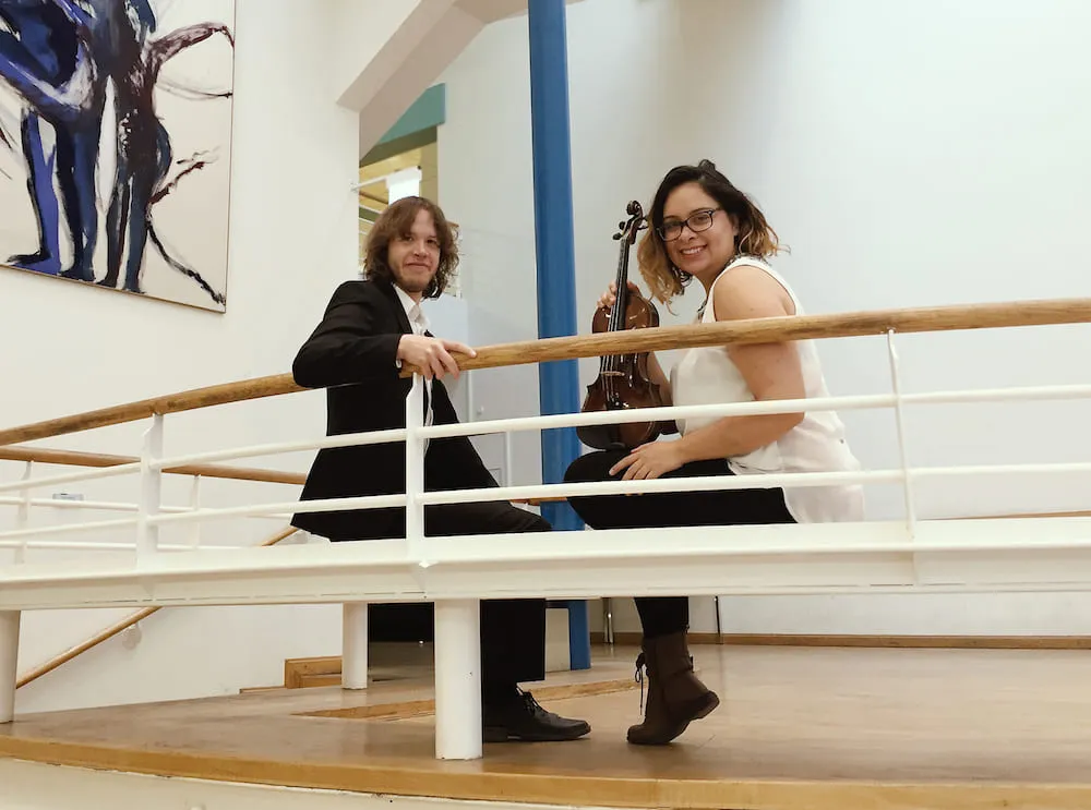 Ana Paola Alarcón (Violine) und Benjamin Reiter (Klavier).